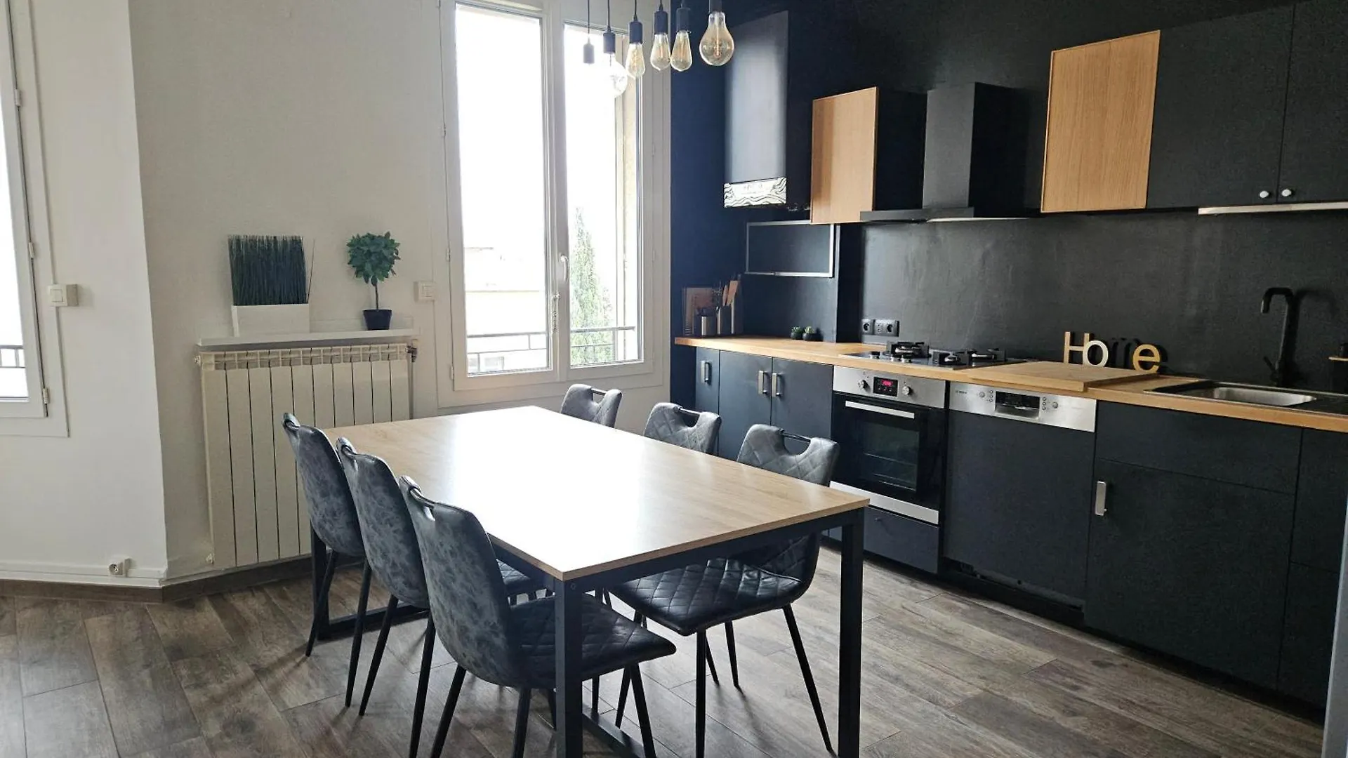 Appart 3 Chambres Avec Terrasse 18M - 8 Pers - 1 Place De Parking Marseille 0*,  Frankrig